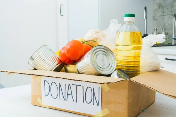 Donationsmat Pappkartong Köket Hjälp För Människor Karantän Tid Begreppet Välgörenhet — Stockfoto