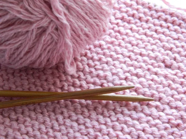 Tricot tricoté avec aiguilles à tricoter . Photos De Stock Libres De Droits