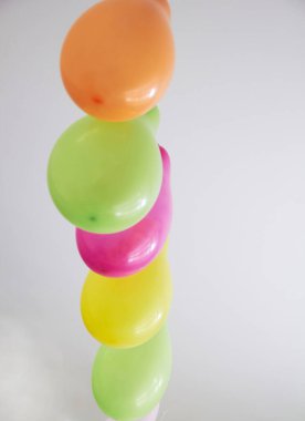 Çok renkli balonlar var. Beyaz arkaplan.