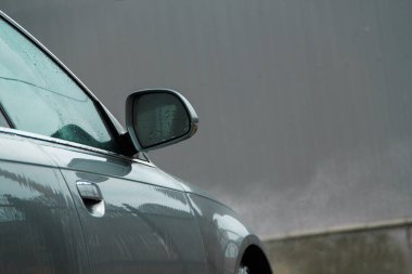 Yüksek basınçlı su kullanarak arabayı temizlemek. Açık hava. 