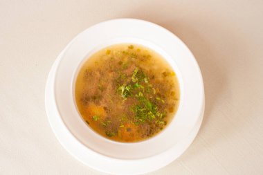 Yeşiller, güzel bir plaka üzerinde İskoç çorbası