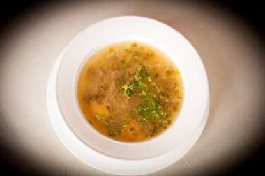 Yeşiller, güzel bir plaka üzerinde İskoç çorbası