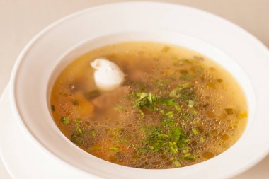 Yeşiller, güzel bir plaka üzerinde İskoç çorbası