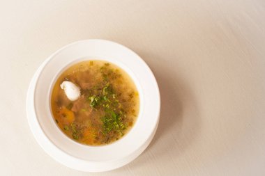 Yeşiller, güzel bir plaka üzerinde İskoç çorbası