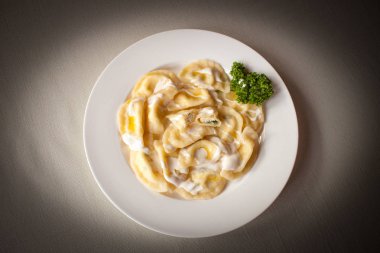 Peynir ve patates ile Yeşiller, güzel Vareniki