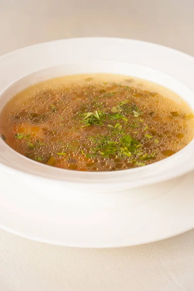 Schottische Suppe mit Gemüse, schön auf einem Teller — Stockfoto