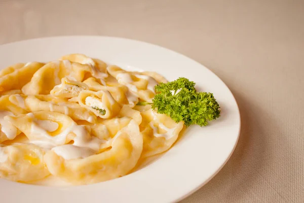 Peynir ve patates ile Yeşiller, güzel Vareniki