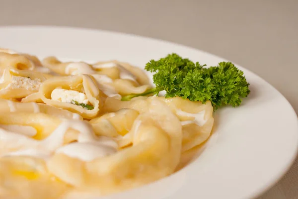 Peynir ve patates ile Yeşiller, güzel Vareniki