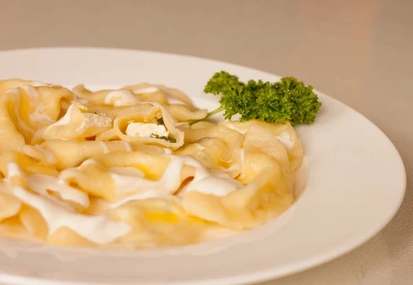 Peynir ve patates ile Yeşiller, güzel Vareniki