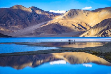  Hindistan 'da Leh, Ladakh' da yer alan Pagong Tso adlı göl üzerindeki dağların yansımalarıyla manzara.
