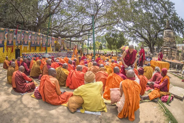 Bodhgaya Bihar Índia Março 2017 Monge Budista Servindo Almoço Para — Fotografia de Stock