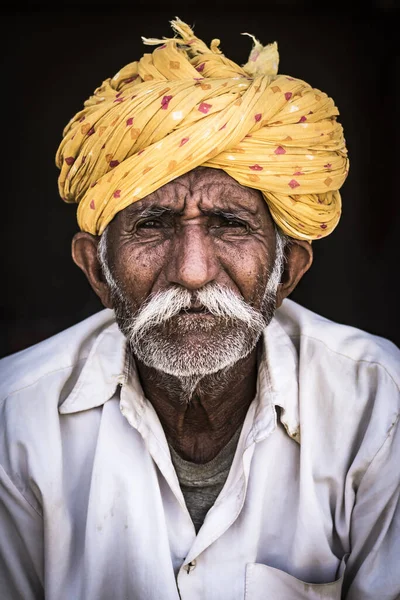 印度吉萨尔默2017年4月11日 印度吉萨尔默市拉贾斯坦尼男子身着传统服装的肖像 — 图库照片