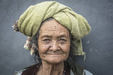 Bali, Endonezya - 29 Ekim 2016: Endonezyalı geleneksel yaşlı bir kadının portresi.