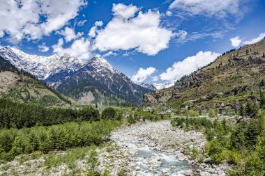  Manali ve Vashist şehirleri arasındaki vadinin güzel manzarası, Hindistan 'ın kuzeyinde..