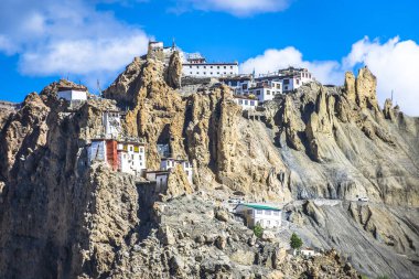  Dhankar adındaki Tibet Budist manastırı, Himachal Pradesh, Hindistan 'daki Spiti Vadisi' nde yer almaktadır..