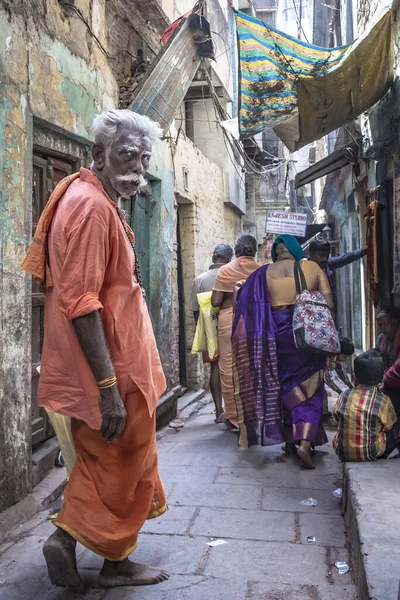 Varanasi India Marzo 2017 Hombre Indio Caminando Por Los Callejones —  Fotos de Stock