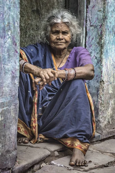 印度瓦拉纳西3月14日 印度圣城瓦拉纳西 一位印度老妇人坐在她家门前的画像 — 图库照片
