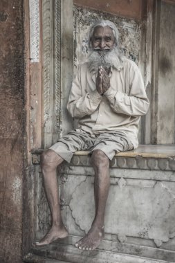 Jaipur, Hindistan - 24 Mart 2017: Jaipur, Hindistan 'da sokakta dua eden yaşlı dindar bir adamın portresi.
