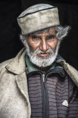 Malana Köyü, Himachal Pradesh, Hindistan - 3 Temmuz 2017: Malana, Himachal Pradesh, Hindistan 'da yaşlı bir Hintlinin portresi.