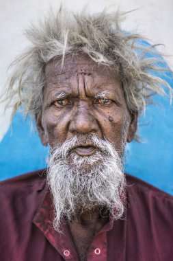 Pushkar, Hindistan - 2 Nisan 2017: Pushkar, Hindistan sokaklarında yaşayan evsiz bir adamın portresi.