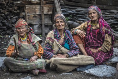Malana Köyü, Himachal Pradesh, Hindistan - 3 Temmuz 2017: Geleneksel kıyafetler giyen Malana Köyü 'nden üç yaşlı kadının portresi. Malana, Hindistan 'ın kuzeyinde, Manali' den dört saat uzaklıkta küçük bir köydür..