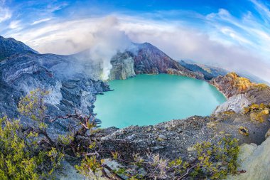 Kawah İjen Gölü 'nün güzel panoramik manzarası ve Endonezya, Doğu Java' da sabahın erken saatlerinde volkan manzarası.