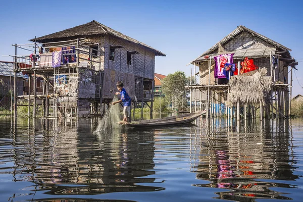 Lago Inle Myanmar Febrero 2017 Niño Pescando Pueblo Tradicional Llamado — Foto de Stock