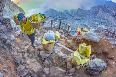 Kawah Ijen, Doğu Java, Endonezya - 19 Kasım 2016: Doğu Java, Endonezya 'daki Kawah Ijen volkanı kraterinden yükselen sülfür madencisi.