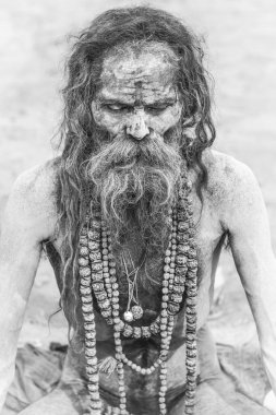Allahabad, Hindistan - Şubat 05 2019: Sadhu Kumbh Mela festivalinde meditasyon, Hindistan.