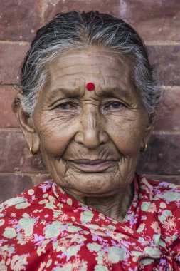 Katmandu, Nepal- 14 Ağustos 2017: Katmandu, Nepal 'den yaşlı bir kadının portresi.