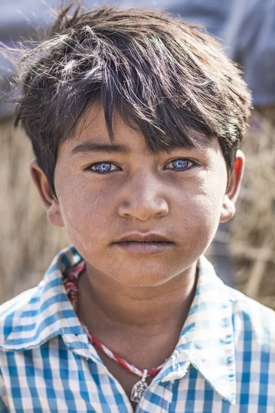 Jaisalmer Índia Abril 2017 Retrato Garoto Cigano Com Belos Olhos — Fotografia de Stock