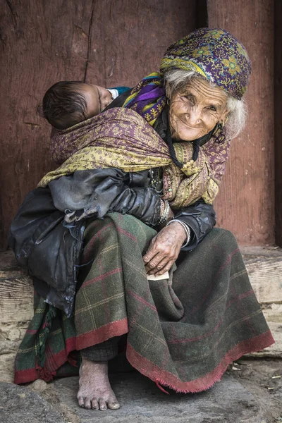 2017年4月25日印度喜马偕尔邦马那利 印度北部一位传统老妇人背着一个婴儿的肖像 — 图库照片