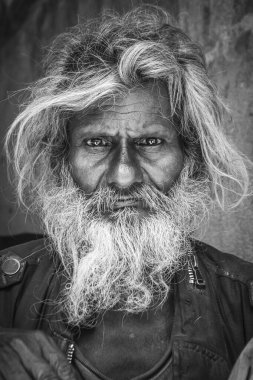 Katmandu, Nepal- 9 Eylül 2017: Kathamandu sokaklarında sakallı bir adamın siyah beyaz portresi.