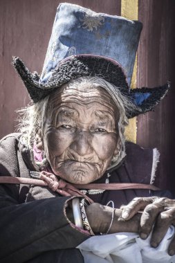 Leh, Ladakh, Hindistan- 4 Haziran 2017: Geleneksel giysiler giyen yaşlı bir Tibetli kadının portresi.