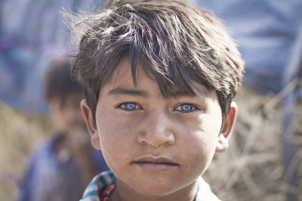 Jaisalmer Índia Abril 2017 Retrato Garoto Cigano Com Belos Olhos — Fotografia de Stock