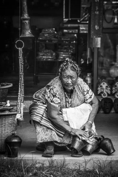 尼泊尔薄原市 2017年9月3日 尼泊尔薄原市Tashiling的一个名为 Tibetan 的难民营的工艺商店里 一位年长的Tibetan妇女的黑白肖像 — 图库照片