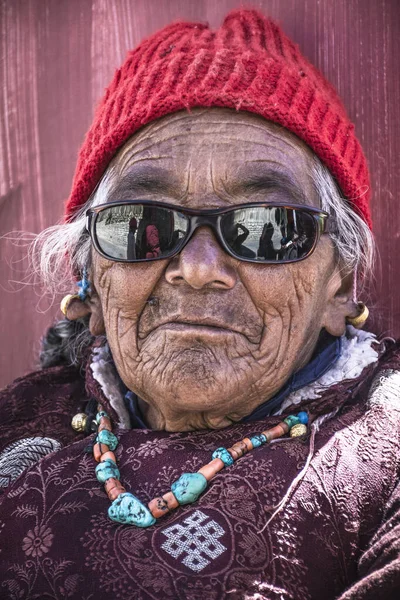 Leh Ladakh India Giugno 2017 Ritratto Una Vecchia Tibetana Tradizionale — Foto Stock