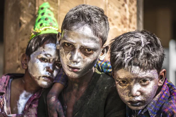 Varanasi Índia Março 2017 Retrato Crianças Indianas Comemorando Festival Holi — Fotografia de Stock