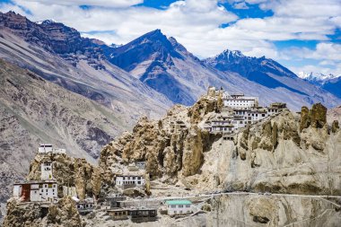 Spiti Vadisi, Hindistan - 24 Haziran 2017: Himalaya Dağları, Spiti Vadisi, Hindistan 'daki Dhankar adlı Tibet Budist Manastırı.
