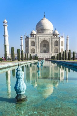 Suda yansıması olan muhteşem Taj Mahal mozolesi, Agra, Hindistan.