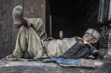 Malana köyü, Hindistan - 3 Temmuz 2017: Hindistan 'ın Malana köyünde uyuyan Hintli yaşlı bir adamın portresi.