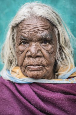 Bodhgaya, Bihar, Hindistan - 9 Mart 2017: Bodhgaya, Hindistan 'dan yaşlı bir Hintli kadının portresi.