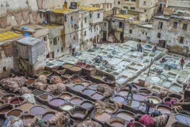 Fez, Fas - Şubat 05 2015: Geleneksel Fas tabakhanesinde çalışan erkekler deri boyamak için tanklarla dolu. Fas 'ın Fez kenti.