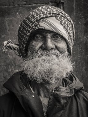 Eski Delhi, Hindistan - 02 Ocak 2013: Eski Delhi, Hindistan 'dan yaşlı bir adamın siyah beyaz portresi.