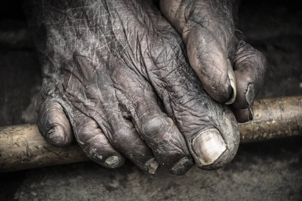 印度一名无家可归的老年妇女的脚部特写摄影 — 图库照片