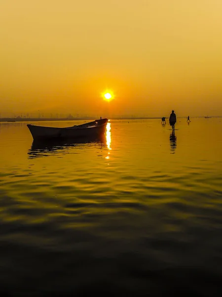 Belo Nascer Sol Com Homem Solitário Caminhando Rio Ganges Dia — Fotografia de Stock