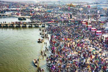 Kumbh Mela festivali, Allahabad, Hindistan - Şubat 03 2019: Dünyanın en büyük ve en eski dini festivali olan Kumbh Mela festivalinde dindar kalabalık, Allahabad, Hindistan.