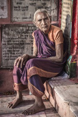 Varanasi, Hindistan - 14 Mart 2017: Varanasi şehrinden yaşlı bir Hintli kadının portresi.