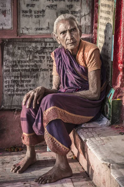 Varanasi Índia Março 2017 Retrato Uma Mulher Indiana Idosa Cidade — Fotografia de Stock