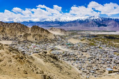 Leh, Ladakh, Kuzey Hindistan 'ın güzel panoramik manzarası..
